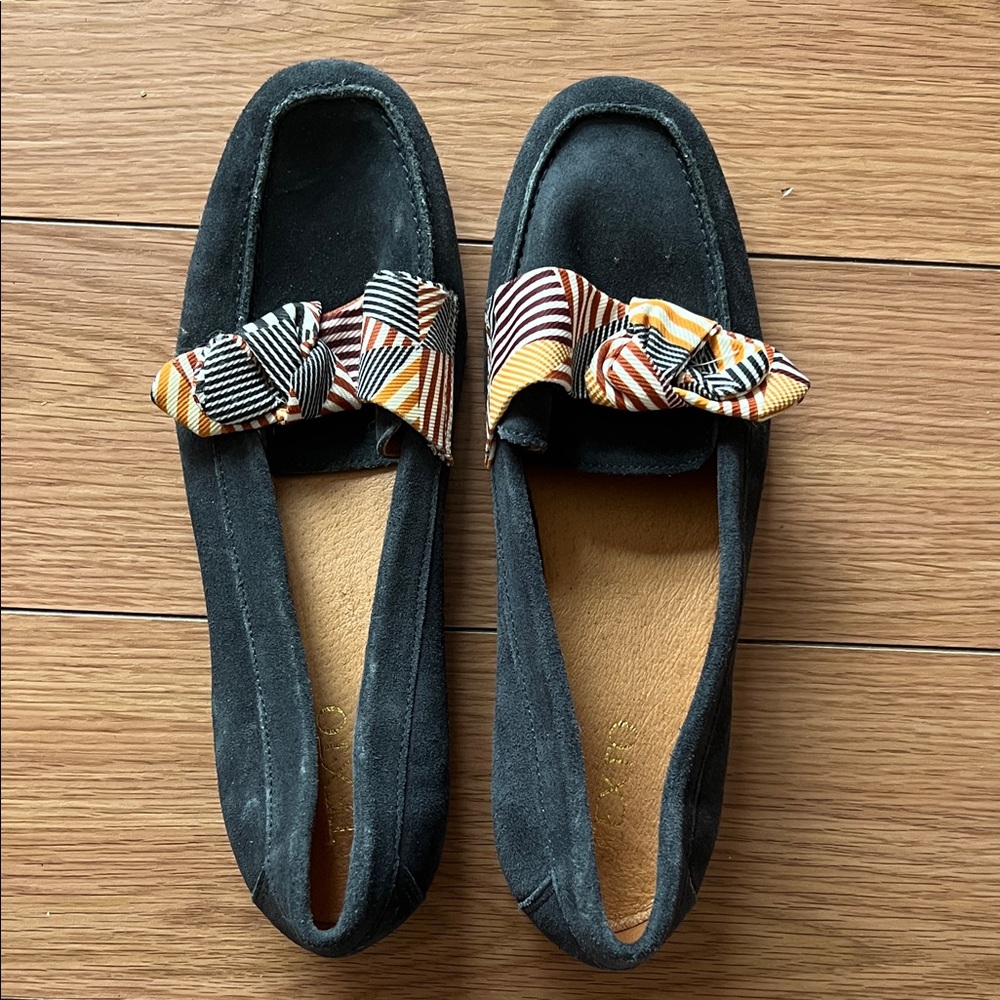 Elegant Blue Loafers with Patterned Bow